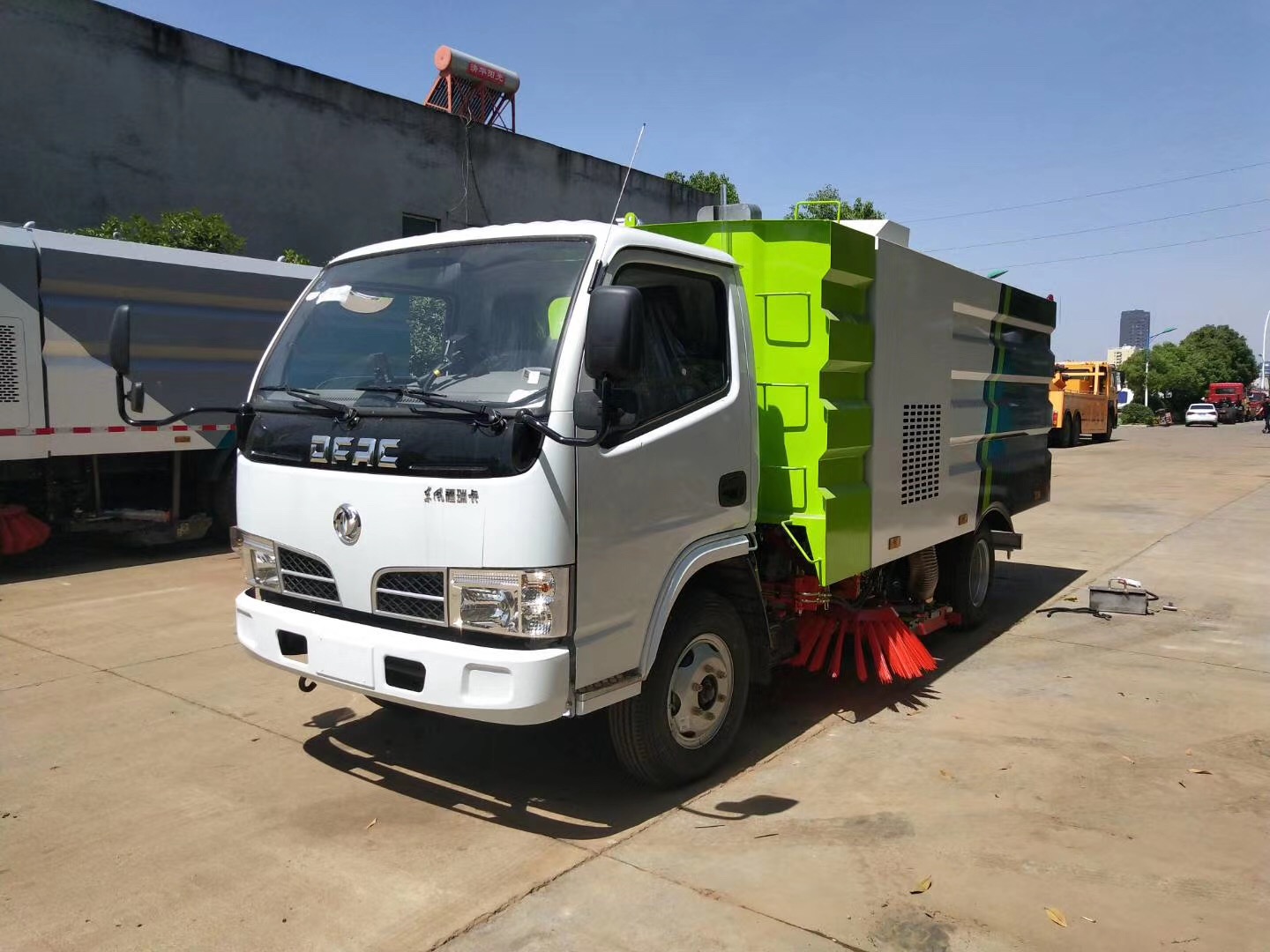 道路清掃車(chē)的行業(yè)價(jià)值與應(yīng)用 洗掃車(chē)、掃地車(chē)與掃路車(chē)的全面解析